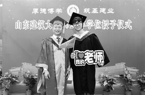 山东建筑大学校长于德湖(左一)